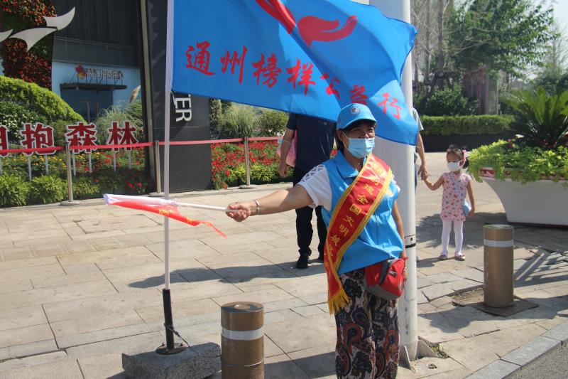 <strong>蜜桃在线女明星与黑老外</strong>